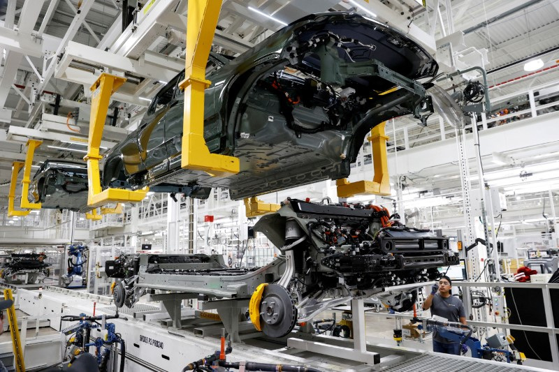 &copy; Reuters. FILE PHOTO: An employee works on an assembly line at startup Rivian Automotive's electric vehicle factory in Normal, Illinois, U.S. April 11, 2022. REUTERS/Kamil Krzaczynski/File Photo