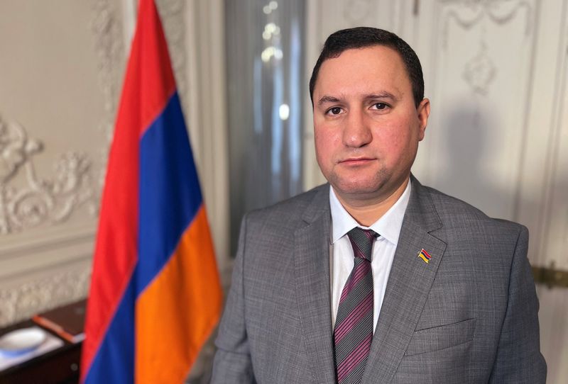 &copy; Reuters. El embajador designado de Armenia ante la Unión Europea, Tigran Balayan, asiste a una entrevista con Reuters en Bruselas, Bélgica. 2 de octubre de 2023. REUTERS/Christian Levaux