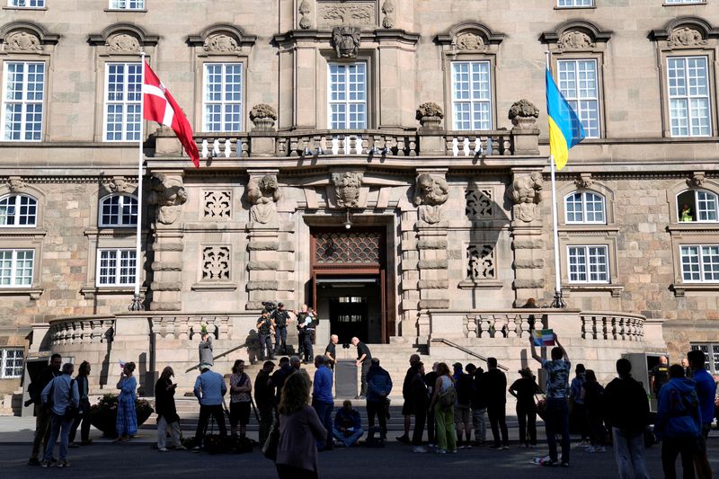 &copy; Reuters. العلم الدنمركي والعلم الأوكراني خارج البرلمان الدنمركي في كوبنهاجن بصورة من أرشيف رويترز.