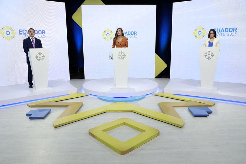 &copy; Reuters. Candidatos que disputam a Presidência do Equador Luisa González e Daniel Noboa participam de debate televisionado
01/10/2023
Conselho Eleitoral Naciona (CNE)/Divulgação via REUTERS