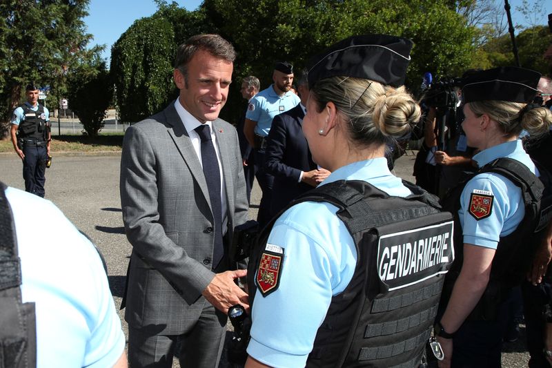 &copy; Reuters. Le président français Emmanuel Macron rencontre des gendarmes à Damazan (Lot-et-Garonne). /Photo prise le 2 octobre 2023. /REUTERS/Bob Edme