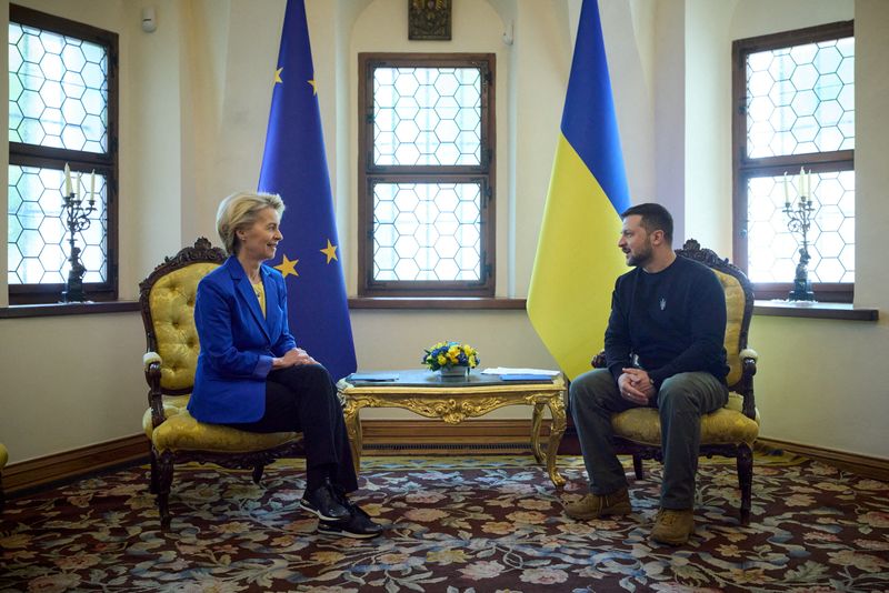 &copy; Reuters. الرئيس الأوكراني فولوديمير زيلينسكي ومع رئيسة المفوضية الأوروبية أورسولا فون دير لاين في كييف بتاريخ التاسع من مايو أيار 2023. صورة لرويترز م