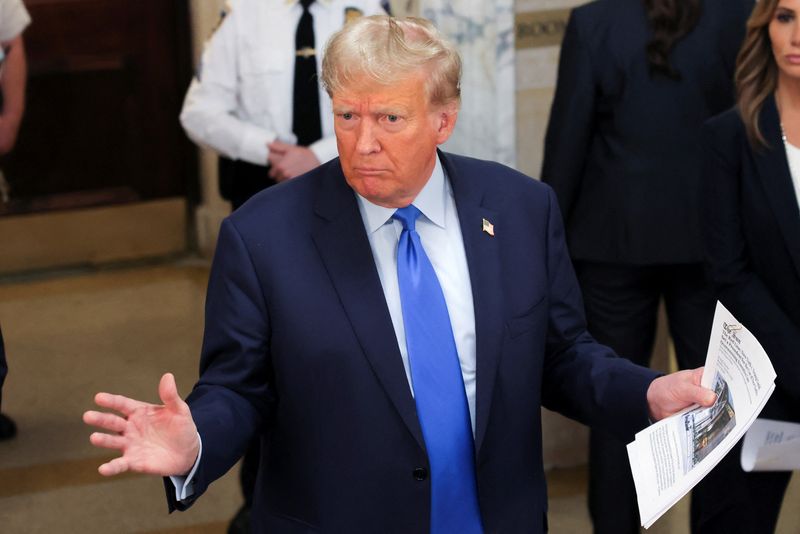 © Reuters. Former U.S. President Donald Trump gestures as he makes a statement to the media outside the court room at a Manhattan courthouse, during the trial of himself, his adult sons, the Trump Organization and others in a civil fraud case brought by state Attorney General Letitia James, in New York City, U.S., October 2, 2023. REUTERS/Andrew Kelly