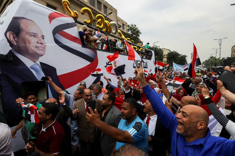 &copy; Reuters. أنصار الرئيس المصري السيسي يشاركون في مسيرة لدعم ترشحه في الانتخابات الرئاسية في ديسمبر في الجيزة بمصر يوم الاثنين. تصوير: عمرو عبد الله دلش