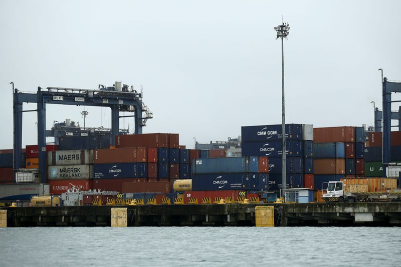 © Reuters. FILE PHOTO: Containers in line to be loaded at a cargo terminal at the Port of Santos, in Santos, Brazil September 16, 2021. REUTERS/Carla Carniel/File Photo