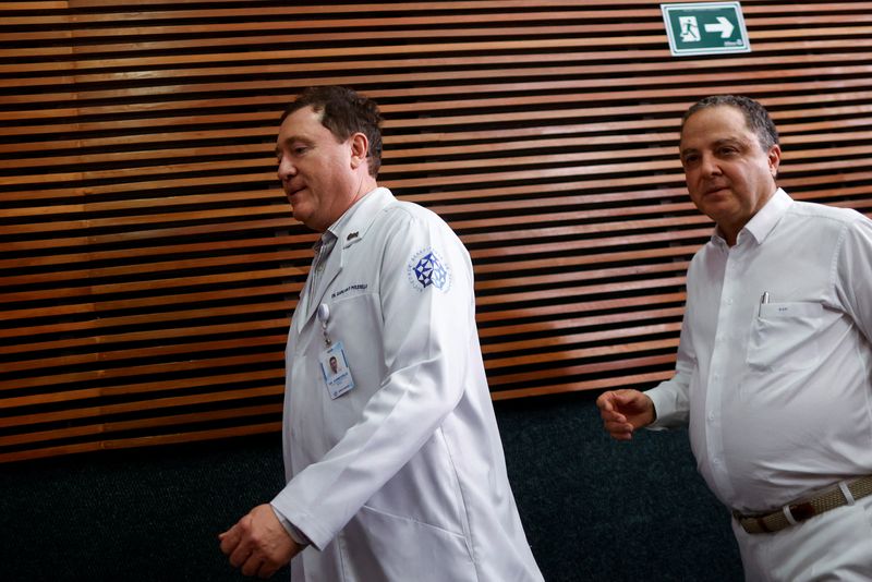 &copy; Reuters. Médicos Giancarlo Polesello, ortopedista (à esquerda), e Roberto Kalil chegam para entrevista coletiva após cirurgia de Lula
29/09/2023
REUTERS/Adriano Machado