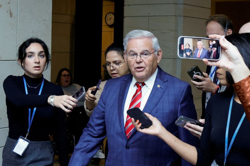 &copy; Reuters. صحفيون يلاحقون السناتور الأمريكي روبرت مينينديز بعد مغادرته التجمع الديمقراطي في مجلس الشيوخ في مبنى الكونجرس بواشنطن يوم 28 سبتمبر أيلول 20