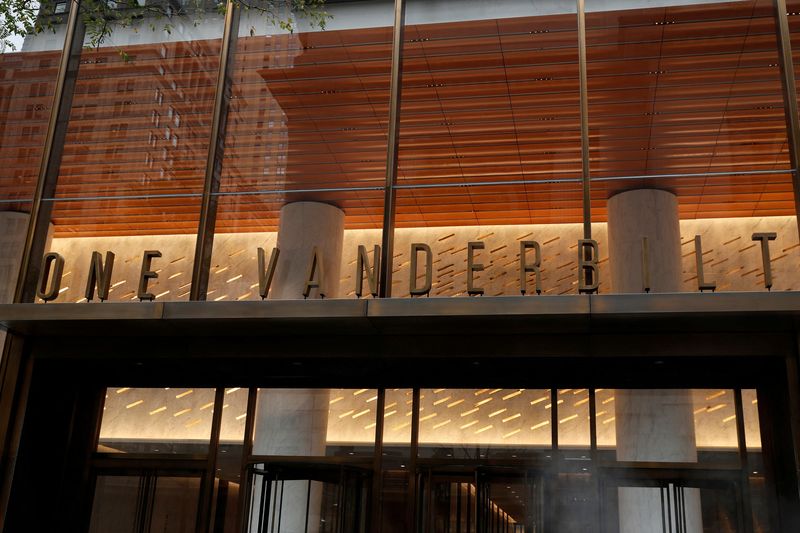 © Reuters. FILE PHOTO: One Vanderbilt, which houses the Carlyle group, is seen in New York City, U.S., September 17, 2021. REUTERS/Shannon Stapleton/File Photo