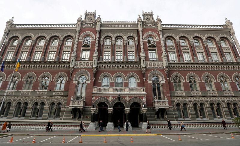&copy; Reuters. 　１０月２日、ウクライナ国立銀行（中央銀行）は、ロシアの軍事侵攻以来維持してきたドルペッグ（対ドル固定）制を緩和し、３日から柔軟な為替レートを導入すると発表した。キーウで