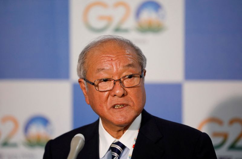 &copy; Reuters. FOTO DE ARCHIVO: El ministro japonés de Finanzas, Shunichi Suzuki, habla con los medios tras una reunión de los líderes del G7 al margen de la reunión de ministros de Finanzas y gobernadores de Bancos Centrales del G20 en Gandhinagar, India, 16 de jul