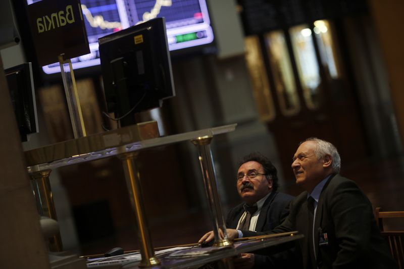 &copy; Reuters. Un trader regarde des écrans Bankia à la bourse de Madrid. /Photo prise le 28 février 2013/REUTERS/Susana Vera