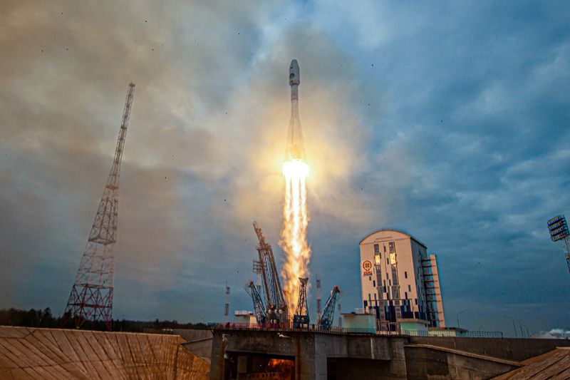 &copy; Reuters. FILE PHOTO: A Soyuz-2.1b rocket booster with a Fregat upper stage and the lunar landing spacecraft Luna-25 blasts off from a launchpad at the Vostochny Cosmodrome in the far eastern Amur region, Russia, August 11, 2023. Roscosmos/Vostochny Space Centre/Ha