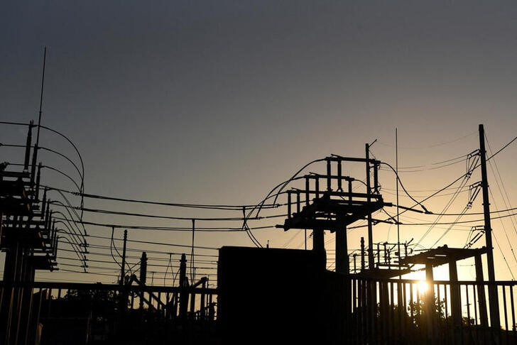 © Reuters. A general view of electric lines as demand for power surges during a period of hot weather in Houston, Texas, U.S. June 27, 2023. REUTERS/Callaghan O’Hare/File Photo/File Photo