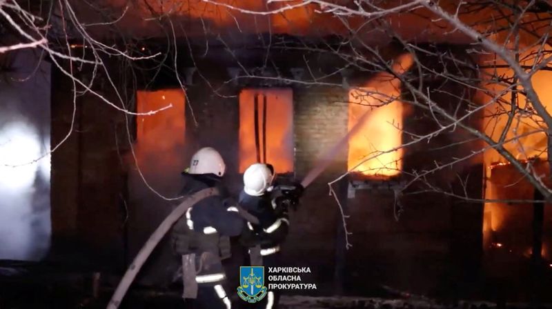 &copy; Reuters. رجال الإطفاء يعملون في موقع حريق بعد ضربة جوية روسية بطائرات مسيرة استهدف خاركيف يوم السبت في لقطة شاشة من مقطع فيديو تم نشره من قبل مكتب الم