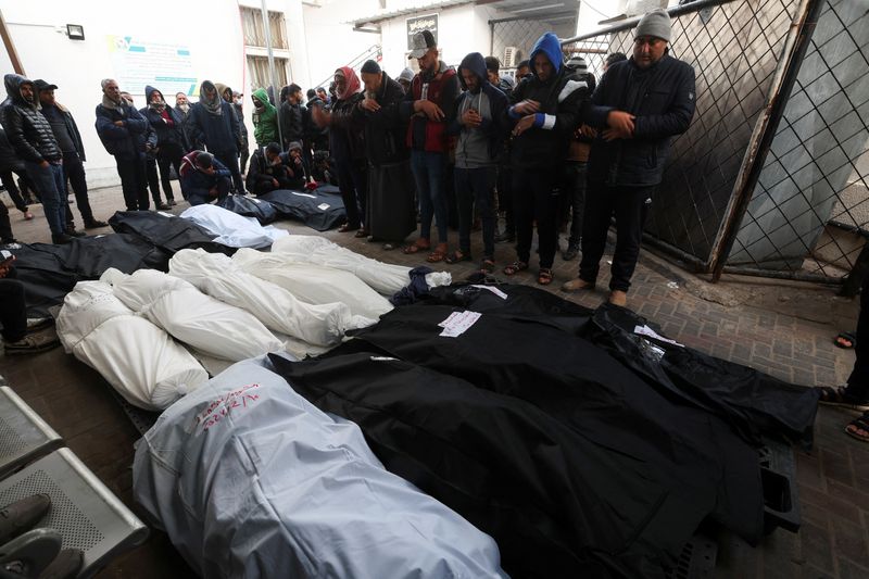 &copy; Reuters. مشيعون يصلون صلاة الجنازة على فلسطينيين قتلوا جراء الغارات الإسرائيلية علي غزة في مستشفى أبو يوسف النجار برفح في جنوب القطاع يوم السبت. تصو