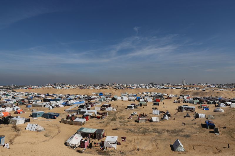 &copy; Reuters. فلسطينيون نزحوا جراء الغارات الإسرائيلية في مخيم للاجئين في رفح جنوب قطاع غزة في الثامن من فبراير شباط 2024. تصوير: إبراهيم أبو مصطفى - رويترز.
