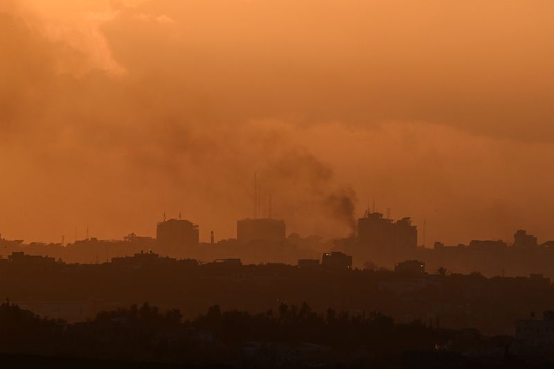 &copy; Reuters. De la fumée s'élève de Gaza, alors que le soleil se couche, vue de Sderot, Israël. /Photo prise le 9 février 2024/REUTERS/Dylan Martinez