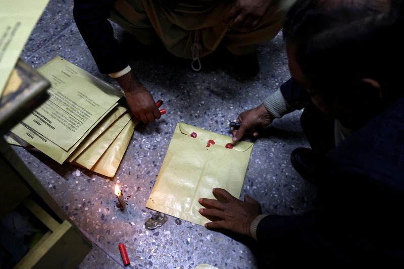 &copy; Reuters. Foto del jueves de trabajadores electorales sellando documentos con cera en un centro de votación en Islamabad
February 8, 2024. REUTERS/Gabrielle Fonseca Johnson/
