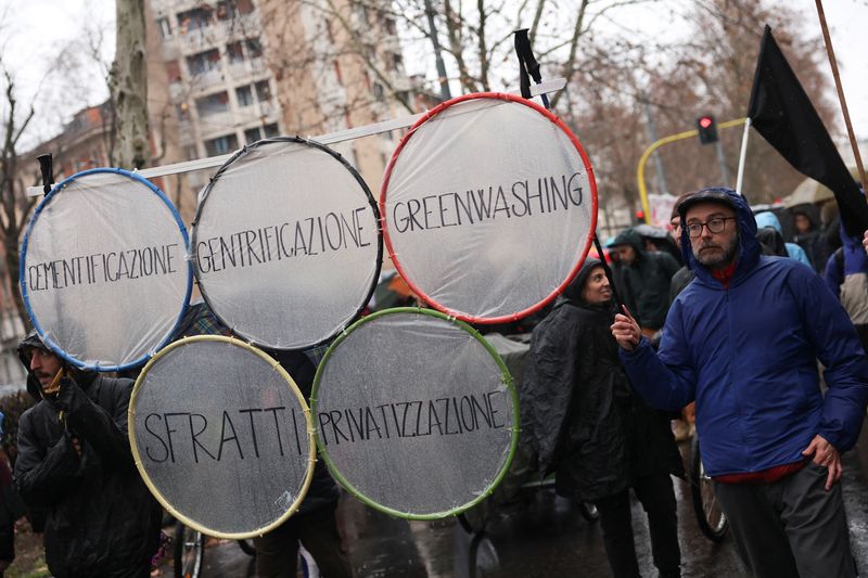 &copy; Reuters. متظاهرون يشاركون في احتجاج على التأثير البيئي لأولمبياد 2026 الشتوي في مدينة ميلانو الإيطالية يوم السبت - رويترز .