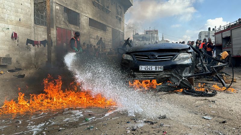 &copy; Reuters. Un pompier éteint une voiture en feu touchée par une frappe israélienne, à Rafah, dans le sud de la bande de Gaza. /Photo prise le 10 février 2024/REUTERS/Bassam Masoud