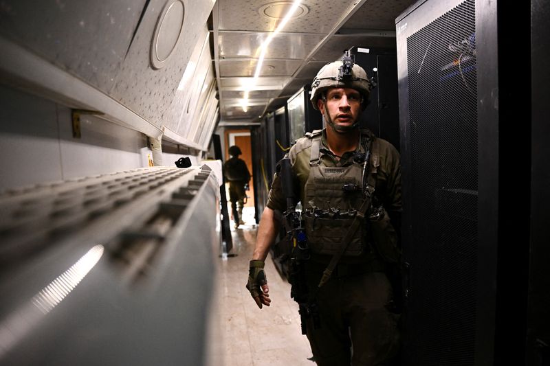 &copy; Reuters. جندي إسرائيلي يسير في الثامن من فبراير شباط 2024 داخل ما وصفه الجيش بأنه نفق تديره قيادة حركة المقاومة الإسلامية الفلسطينية (حماس) يوجد جزء من