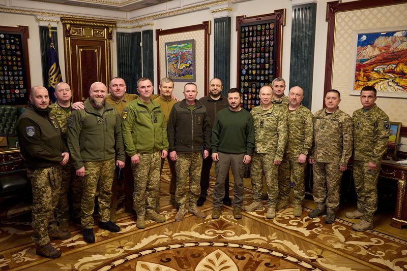 © Reuters. Ukraine's President Volodymyr Zelenskiy poses for a picture with Commander in Chief of the Ukrainian Armed Forces Colonel General Oleksandr Syrskyi, Defence Minister Rustem Umerov and newly appointed top military commanders after a meeting, amid Russia's attack on Ukraine, in Kyiv, Ukraine February 10, 2024. Ukrainian Presidential Press Service/Handout via REUTERS