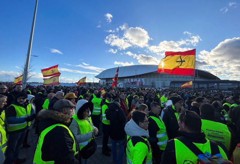 Spanish police scuffle with farmers, truck drivers on fifth day of protests