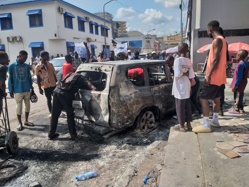 &copy; Reuters. أشخاص ينظرون داخل سيارة محترقة تابعة لبعثة الأمم المتحدة لحفظ السلام في جمهورية الكونجو الديمقراطية (مونوسكو) عقب تعرضها لهجوم على مركبات ت