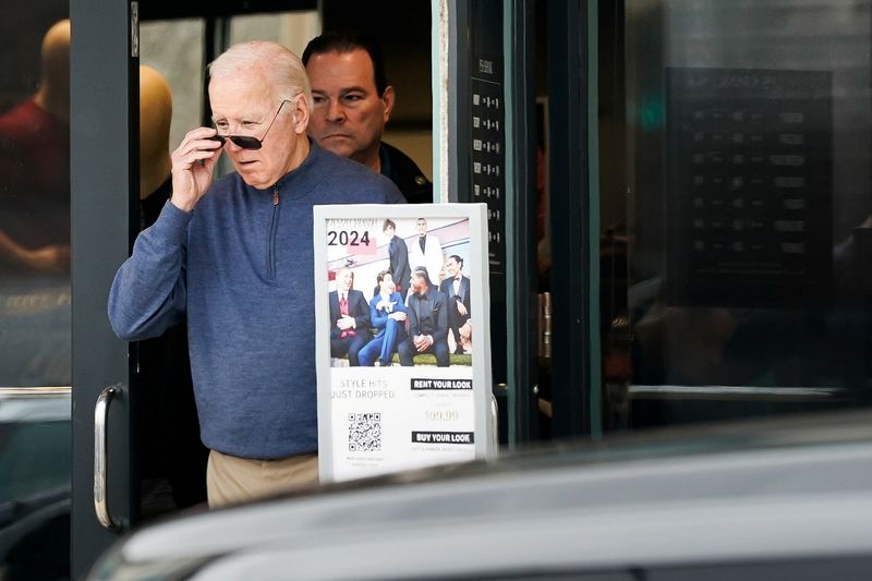 © Reuters. U.S. President Joe Biden leaves Jos A. Bank store in Greenville, Delaware, U.S., February 10, 2024. REUTERS/Elizabeth Frantz