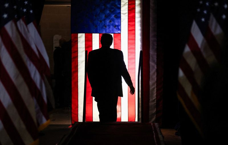 © Reuters. الرئيس الأمريكي السابق دونالد ترامب خلال فعالية ضمن حملته الانتخابية في ساوث كارولاينا يوم السبت. تصوير: سام وولف - رويترز