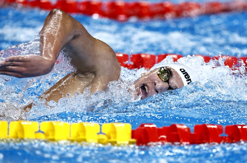 &copy; Reuters. السباح التونسي أحمد الحفناوي خلال سباق 400 متر حرة في بطولة العالم للسباحة في الدوحة يوم الأحد. تصوير:  كلودا كيلكوين - رويترز