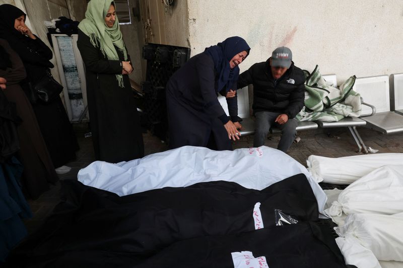 &copy; Reuters. مشيعون بجوار جثامين لفلسطينيين قتلوا جراء الغارات الإسرائيلية على قطاع غزة بمستشفى أبو يوسف النجار برفح بجنوب القطاع يوم السبت. تصوير: إبرا