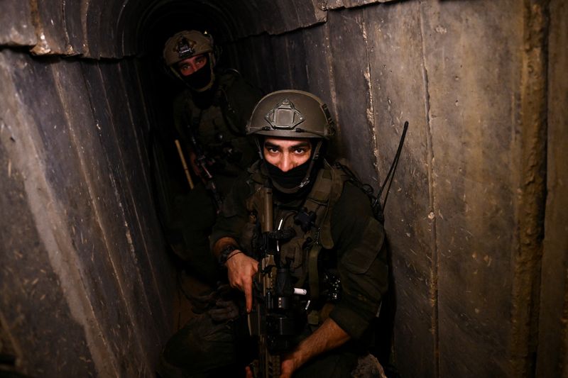&copy; Reuters. イスラエル軍は、パレスチナ自治区ガザ北部にある国連パレスチナ難民救済事業機関（ＵＮＲＷＡ）本部の地下につながる長さ約７００メートルのトンネル網を発見したと発表した。イスラ