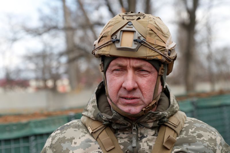&copy; Reuters. Le commandant des forces conjointes, Oleksandr Pavliouk, en visite dans la région de Donetsk, en Ukraine. /Photo prise le 19 février 2022/REUTERS/Valentyn Ogirenko