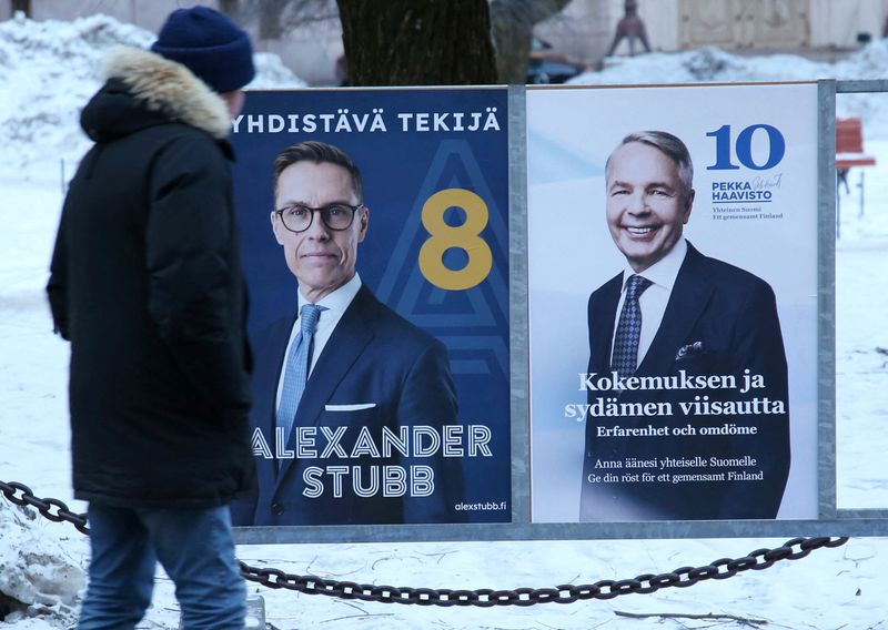 &copy; Reuters. Affiches des candidats Alexander Stubb et Pekka Haavisto au second tour de l'élection présidentielle finlandaise, à Helsinki, Finlande. /Photo prise le 10 février 2024/REUTERS/ Tom Little
