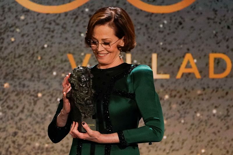 &copy; Reuters. الممثلة الأمريكية سيجورني ويفر تحمل جائزة جويا الدولية في إسبانيا يوم السبت. تصوير: رويترز. 
