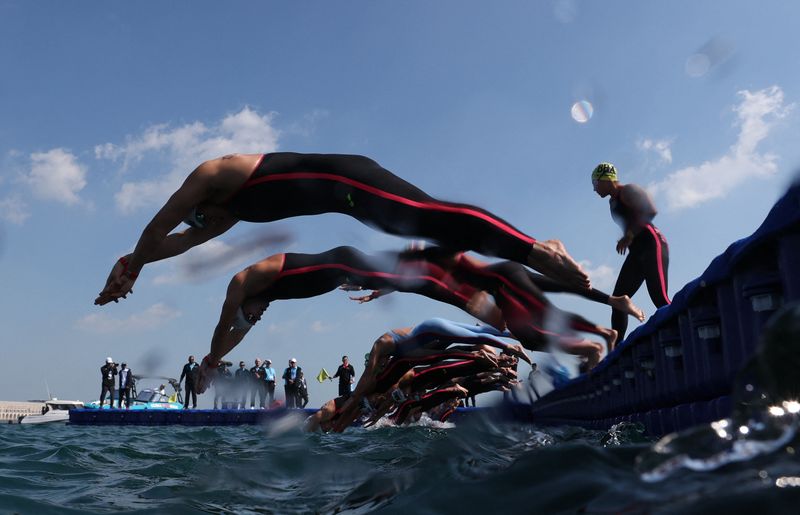 &copy; Reuters. منظر عام لسباق ضمن بطولة العالم للسباحة في المياه المفتوحة بميناء الدوحة القديم يوم الثامن من فبراير شباط 2024. تصوير: مولي دارلينجتون - رويتر