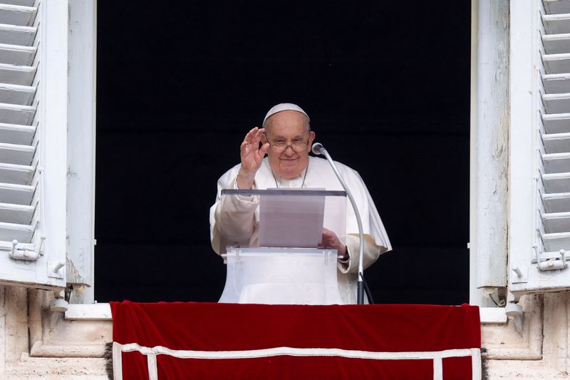 &copy; Reuters. البابا فرنسيس بابا الفاتيكان خلال الصلاة في الفاتيكان يوم الأحد. تصوير: ريمو كاسيلي -رويترز.