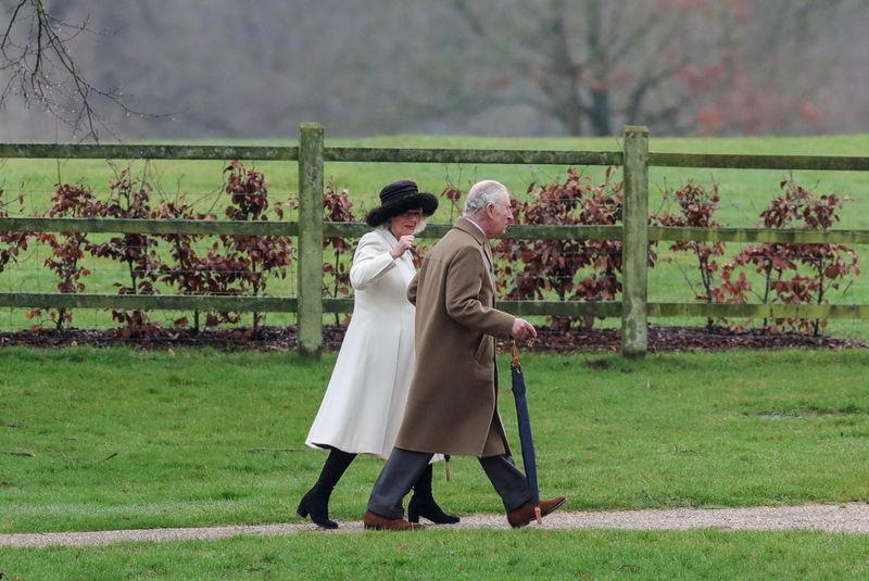 &copy; Reuters. El rey Carlos de Inglaterra y la reina Camilla caminan a su llegada a un servicio religioso en la iglesia de Santa María Magdalena, en la finca de Sandringham, en el este de Inglaterra
Feb 11, 2024. REUTERS/Chris Radburn