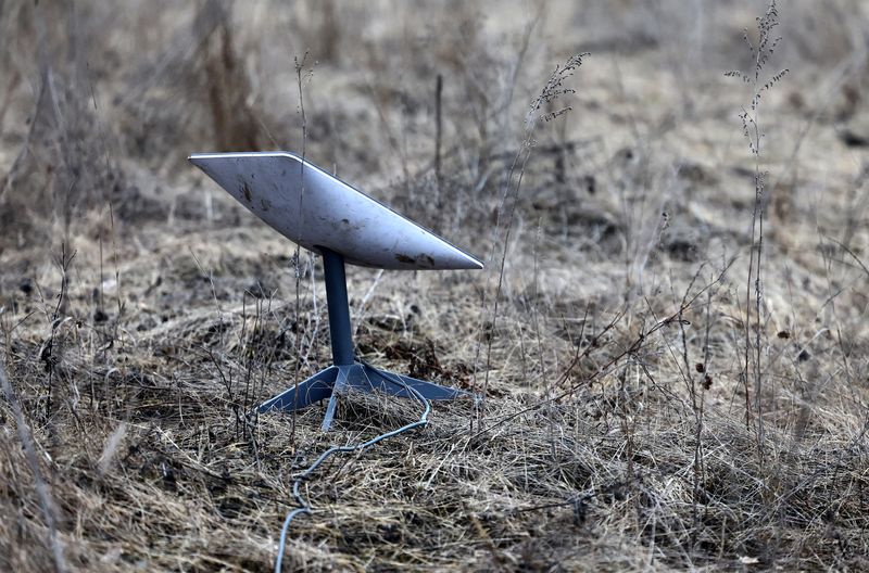 &copy; Reuters. Foto de archivo de una antena de Starlink cecra del frente de batalla en la localidad de Bakhmut, en Ucrania 
Mar 8, 2023. REUTERS/Lisi Niesner