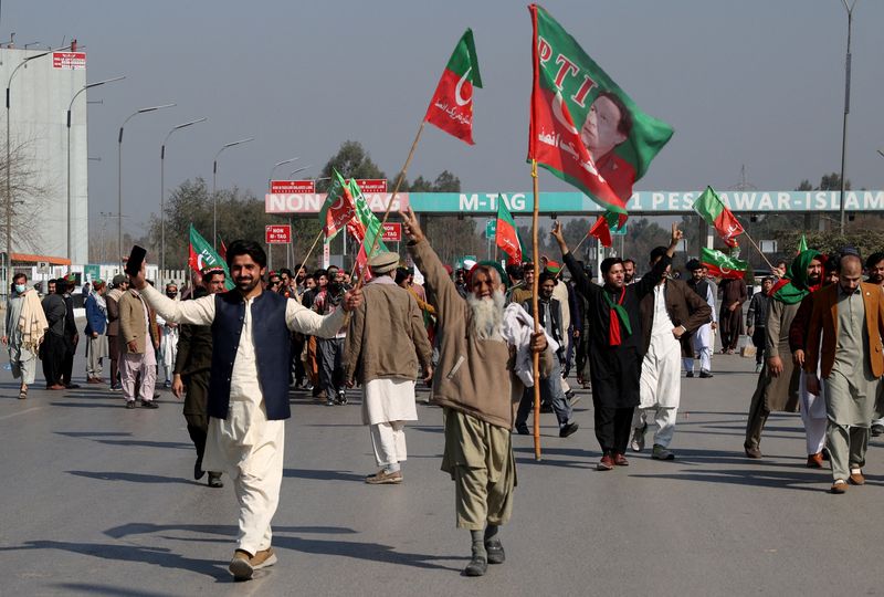 &copy; Reuters. Simpatizantes del partido del ex primer ministro Imran Khan, el Pakistan Tehreek-e-Insaf (PTI), gritan consignas mientras bloquean la autopista Peshawar-Islamabad como parte de su protesta para exigir resultados libres y justos de las elecciones, en Pesha