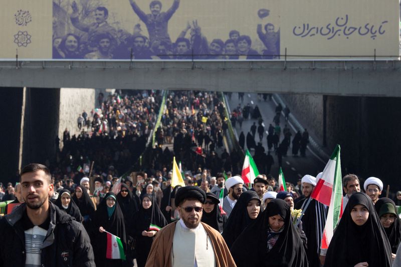 © Reuters. إيرانيون يشاركون في مسيرات لإحياء الذكرى الخامسة والأربعين للثورة الإسلامية في طهران يوم الأحد. صورة لرويترز من وكالة أنباء غرب آسيا. 
