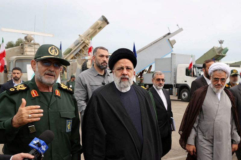 &copy; Reuters. Foto de archivo del Presidente de Irán, Ebrahim Raisi, en una inspección militar en Bandar Abbas
Feb 2, 2024. Iran's Presidency/WANA (West Asia News Agency)/Handout via REUTERS/
