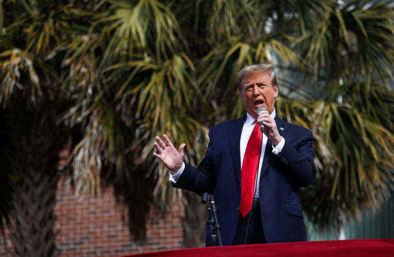 &copy; Reuters. Foto del sábado del precandidato presidencial republicano Donald Trump en un acto de campaña en la Coastal Carolina University en Conway, Carolina del Sur 
Feb 10, 2024. REUTERS/Sam Wolfe/
