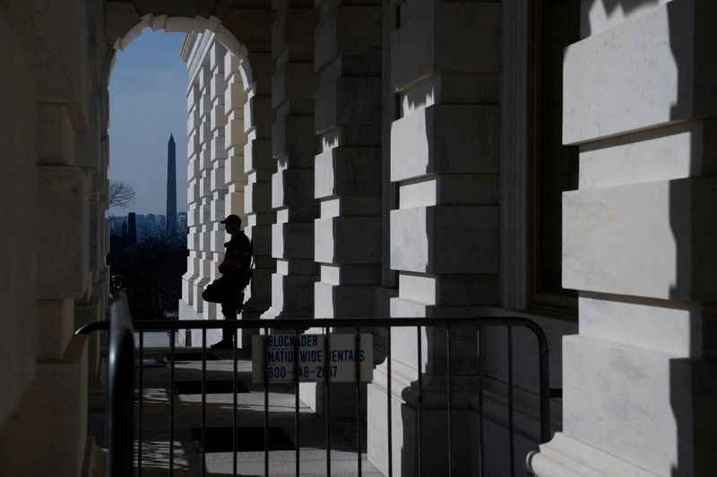 © Reuters. FILE PHOTO: A police officer guards an entrance to the U.S. Capitol before a Senate vote to begin work on a bill that includes aid for Ukraine, Israel and Taiwan in Washington, U.S., February 9, 2024. REUTERS/Nathan Howard/File Photo