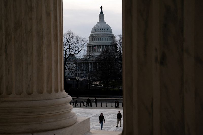 © Reuters. مبنى الكابيتول وقت تصويت مجلس الشيوخ الأمريكي على بدء العمل على مشروع قانون يشمل حزمة مساعدات إلى أوكرانيا وإسرائيل وتايوان في واشنطن في التاسع من فبراير شباط 2024. تصوير: نيثان هاوارد - رويترز.