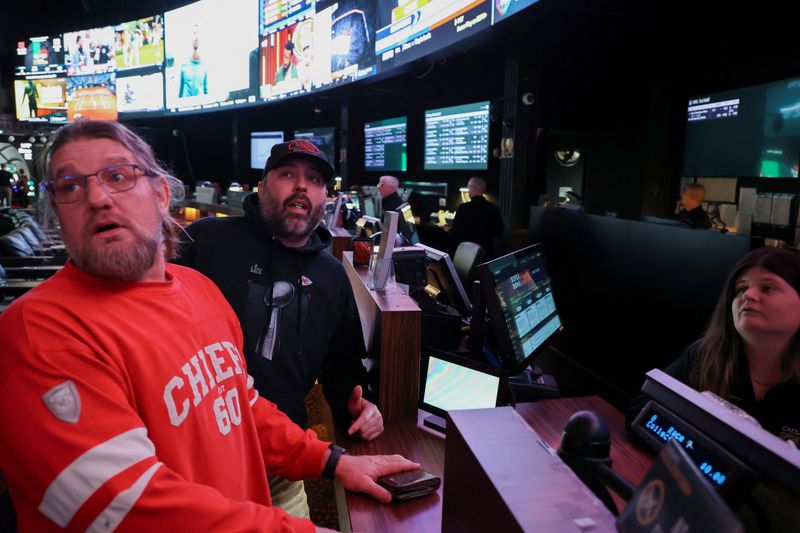 &copy; Reuters. Ernie McCush, a sports gambler from Kansas City, looks at television screens in the sportsbook area of Caesars Palace, in Las Vegas, U.S., February 7, 2024. REUTERS/Evan Garcia
