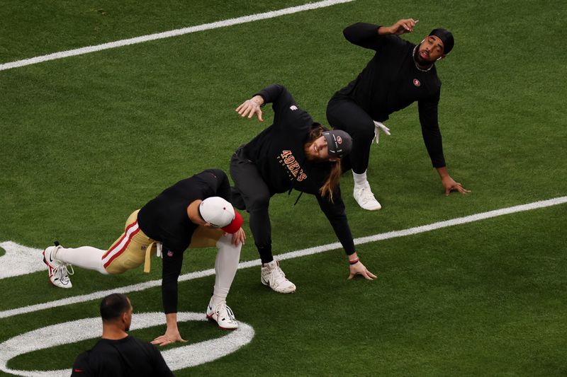 © Reuters. Football - NFL - Super Bowl LVIII - Kansas City Chiefs v San Francisco 49ers - Allegiant Stadium, Las Vegas, Nevada, United States - February 11, 2024 San Francisco 49ers' George Kittle during the warm up before the game REUTERS/Mike Blake