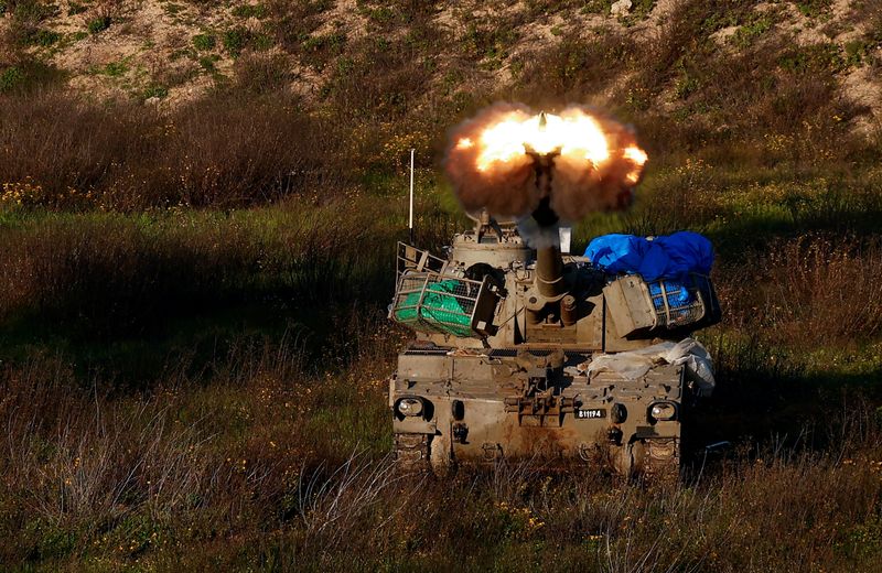 © Reuters. An Israeli artillery unit fires towards Gaza, near the northern Gaza Strip border, amid the ongoing conflict between Israel and the Palestinian Islamist group Hamas, as seen from Israel, February 11, 2024. REUTERS/Amir Cohen