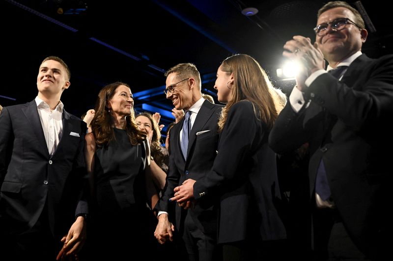 © Reuters. National Coalition Party (NCP) presidential candidate Alexander Stubb reacts to the results of the advance votes, flanked by his son Oliver, wife Suzanne Innes-Stubb, daughter Emilie, and Finnish Prime Minister Petteri Orpo, at his election reception in Helsinki, Finland, February 11, 2024. Lehtikuva/Emmi Korhonen via REUTERS